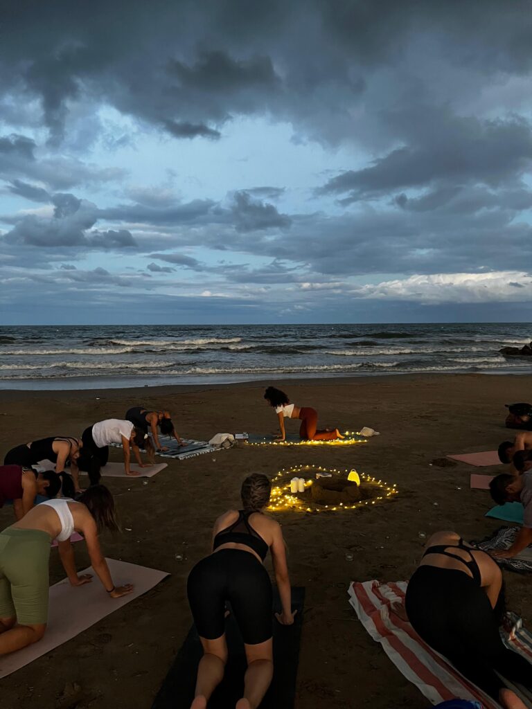 Viaje sensorial a través del yoga y meditación frente al mar